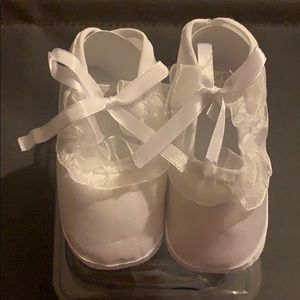 White infant ruffle tie up shoes NWT